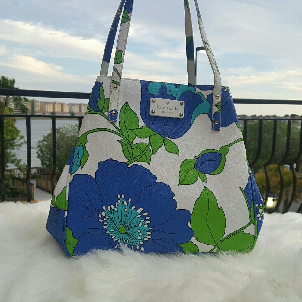 😍😍😍SALE😍😍😍🍍Kate Spade Floral Purse!
